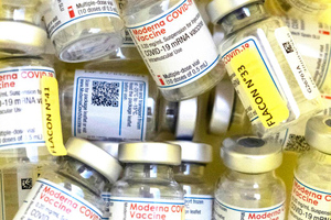 Испортившему более 500 доз американской вакцины от коронавируса медику может грозить до 10 лет тюрьмы