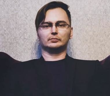 <p>Смена пола, вне всякого сомнения, влияет и на организм, и на психику в целом. Но дело в том, что влияние идёт в сочетании с множеством социально-психологических факторов. Врач-психиатр в данном случае может назначить медикаментозное лечение симптоматики и лишь немного уменьшить ущерб, не решая при этом главной проблемы. В большей степени необходимо делать упор на работу с психологом, основной задачей которого является поиск в истории болезни психотравмирующих факторов, вызвавших данное расстройство, и их психотерапия. Могут ли люди после таких процедур служить в вооружённых силах и иметь доступ к оружию? Разумеется, нет, уже установленное психическое заболевание будет выступать в качестве противопоказания к несению службы</p>