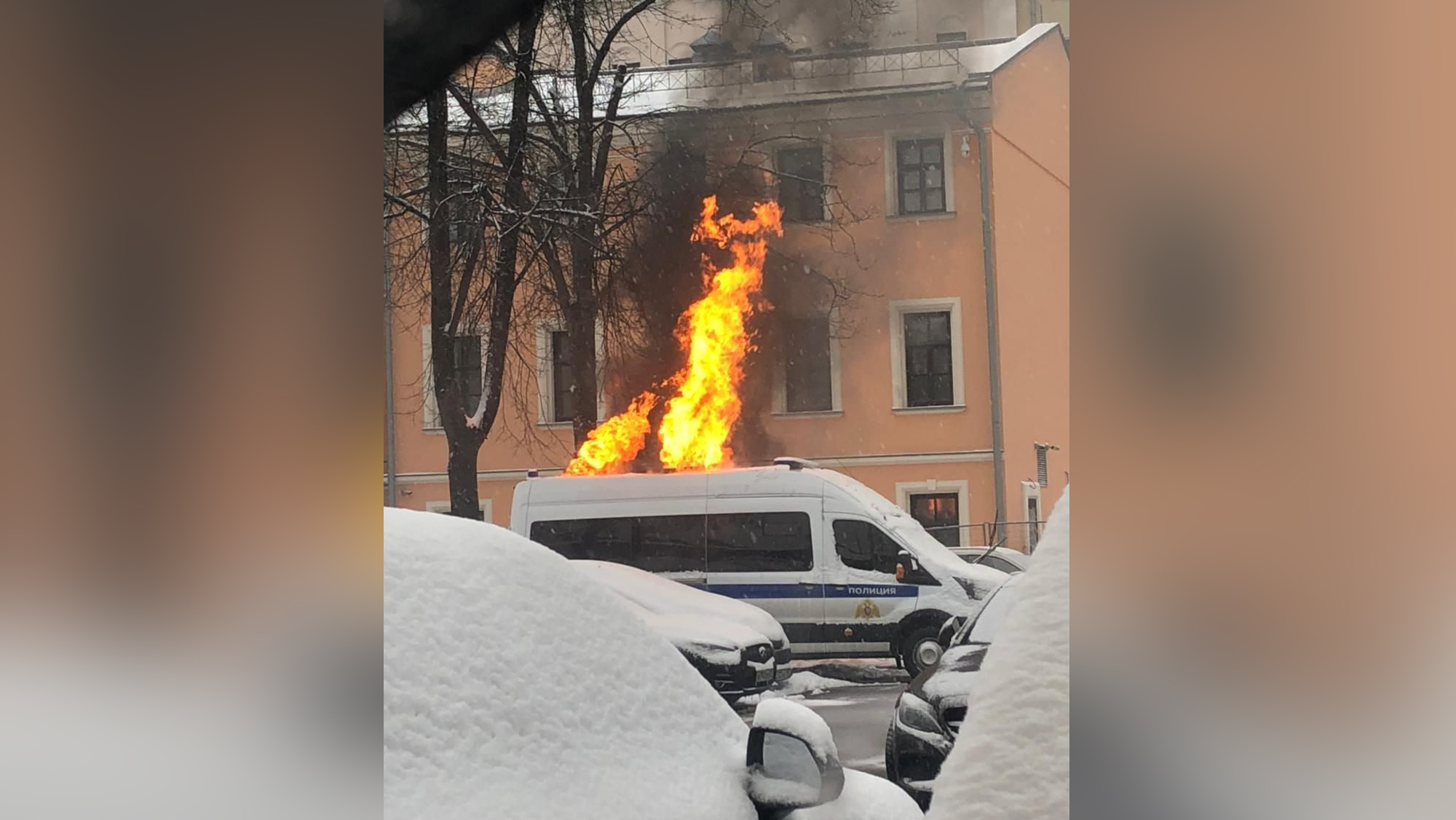 Поджог репищева. Поджог полицейской машины. Горящая машина Росгвардии. Подожгли машину в Москве.