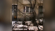 Пьяный вооружённый москвич забаррикадировался в квартире. Успокаивать его приехала полиция — видео
