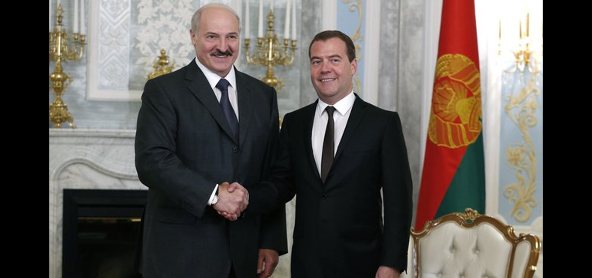 Беларусь должна россии. Медведев и Лукашенко. Лукашенко Янукович Медведев.