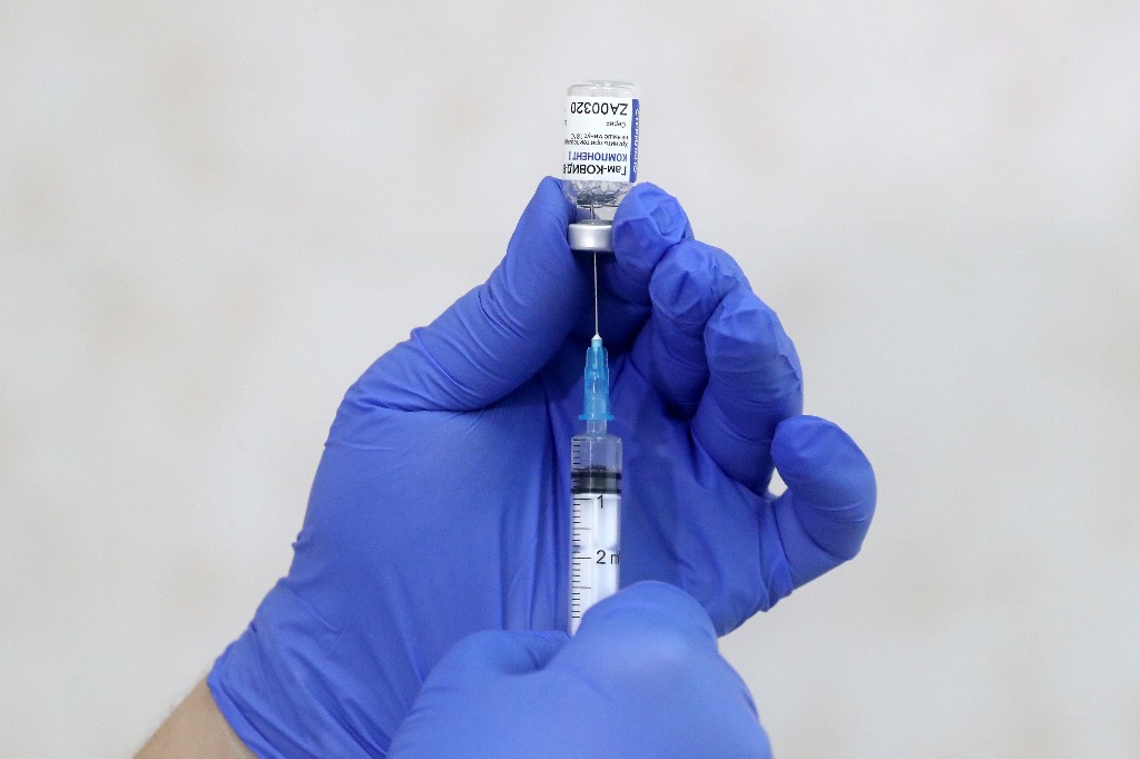 Украинский врач назвал враньём слова властей о недостатках российской вакцины 