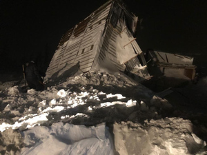 Волонтёр сообщил, сколько людей остаются под снегом на месте схода лавины в Норильске