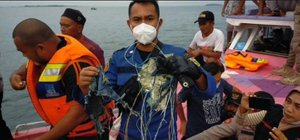 Индонезийский "боинг" упал в воду. Найдены обломки и части тел