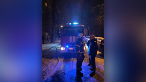Жители Петербурга выбросили ребёнка из окна, спасая от пожара. Девочку поймали полицейские