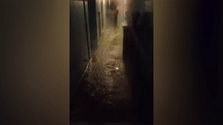 Три этажа общежития в Омске залило кипятком — видео