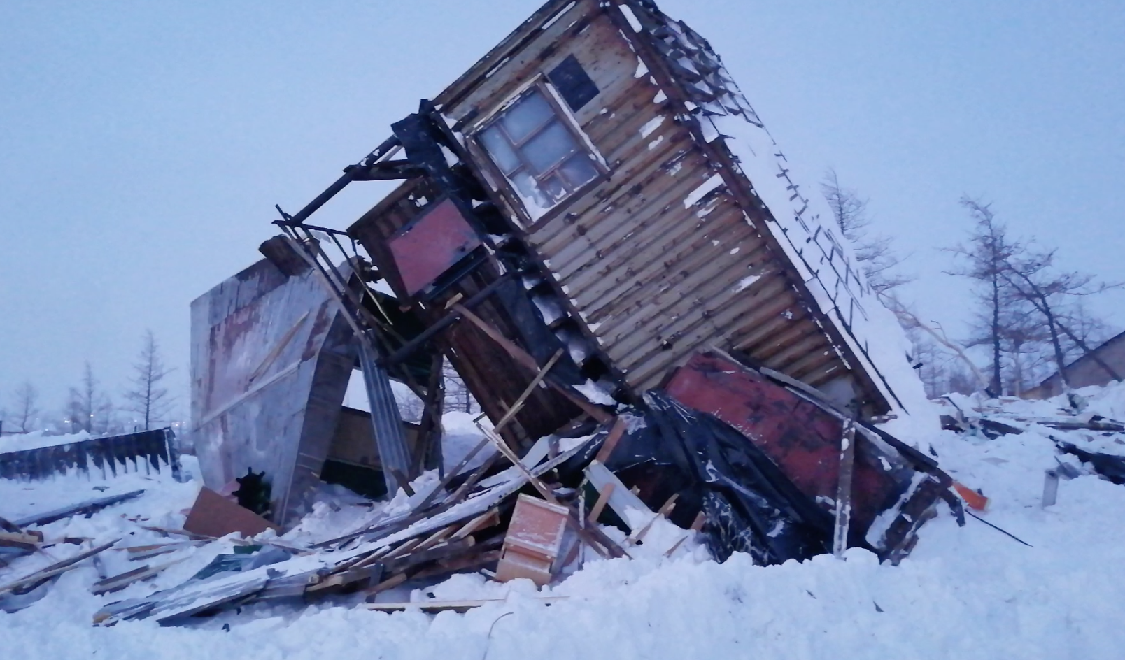 Дом лавина. Лавина гора отдельная Норильск. Трагедия в Норильске сход лавины. Талнах горнолыжка лавина. Норильск горнолыжная база гора отдельная.