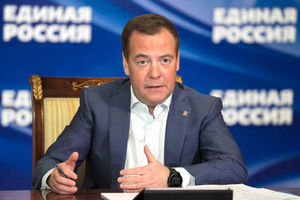 Медведев: Вытаскивать людей на улицу в политических целях в пандемию неприемлемо