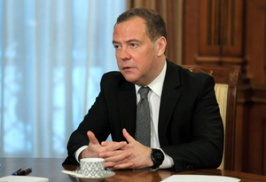 Медведев раскритиковал Twitter за рекомендации подписаться на Навального