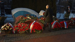 Путин возложил цветы к могиле Ельцина в день рождения первого президента России — видео