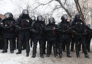 Суд в Москве арестовал участника незаконного митинга, бросавшего фаеры в полицейских