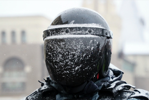 В Кремле назвали недопустимым применение насилия против силовиков на незаконных акциях