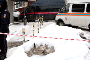 В Москве из окна многоэтажки выпала и погибла школьница