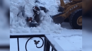 В Норильске бульдозеры начали случайно находить заваленные снегом машины — видео