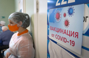 В Кремле призвали избегать метода кнута и пряника в вопросе вакцинации от ковида