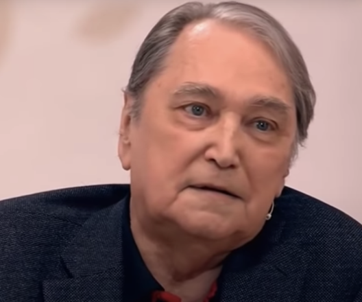 <p>Она правильно сообразила, что меня надо женить, и сделала это, я ей благодарен, 60 лет вместе. Ранний брак удерживает от очень многих ошибок. Я рад, что женился, потому что тётки меня бы просто разорвали на куски. Для меня любовь — это вечный страх. Страх потерять близкого человека, того, кого любишь, без которого ты потеряешь смысл в жизни</p>