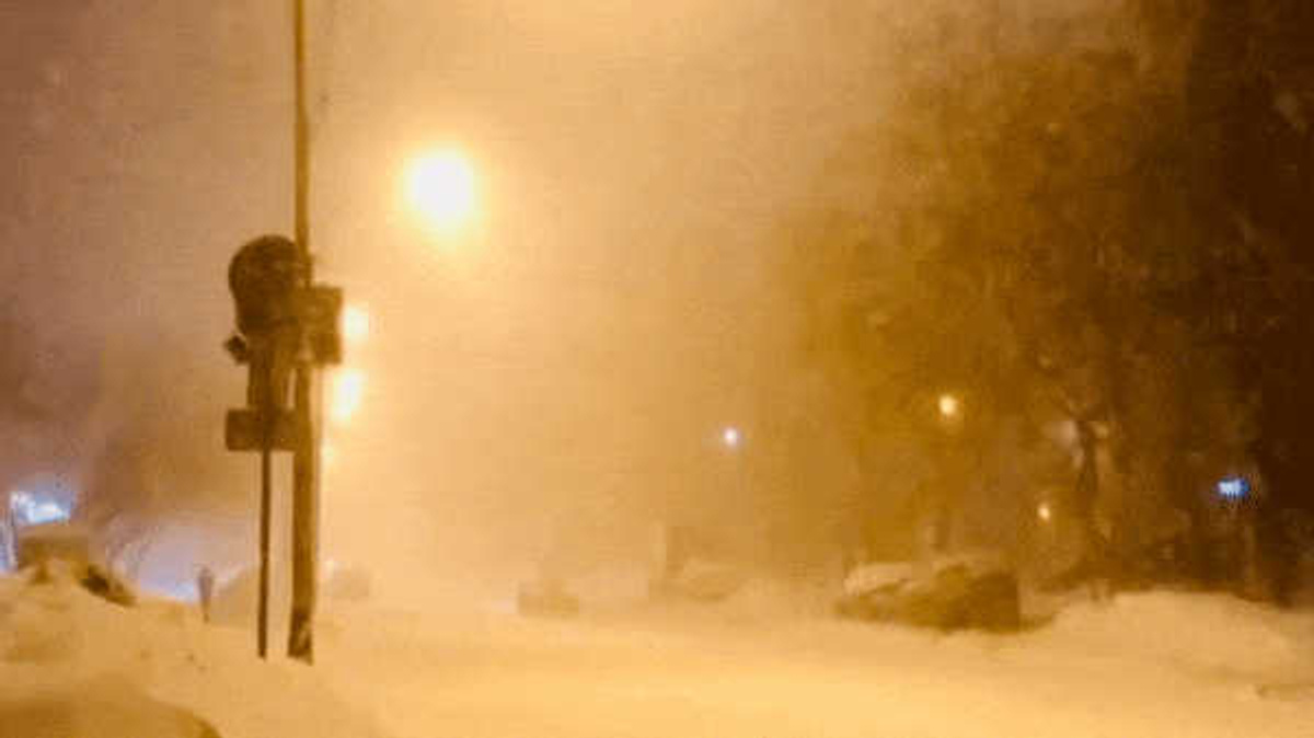 Метель закончилась. Сильный снегопад. Метель в Москве. Ветер и снегопад в Москве. Метель в Москве фото.