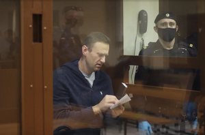 Навальный получил уже шесть замечаний от судьи на заседании по делу о клевете на ветерана