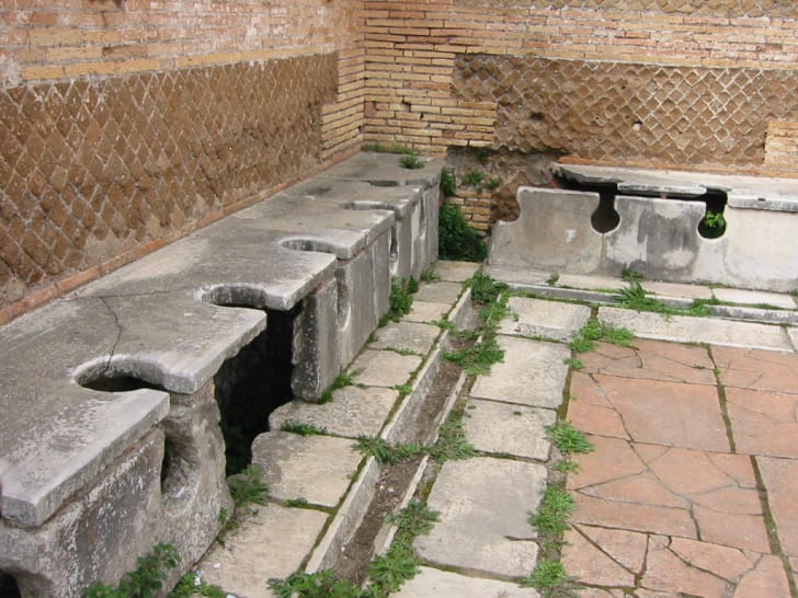 Общественный туалет Древнего Рима. Фото © Wikimedia Commons