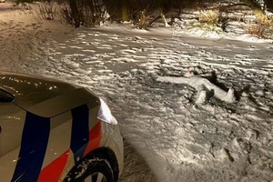 Полицейские бросились спасать парня, замерзающего на снегу, и выставили себя полными дураками