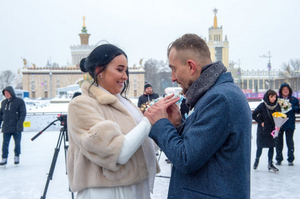 На катке и в воздухе: в День всех влюблённых россияне сыграли свадьбы в необычных местах