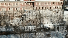 Тротуар завален строительными конструкциями: Лайф снял с дрона последствия обрушения лесов в центре Москвы
