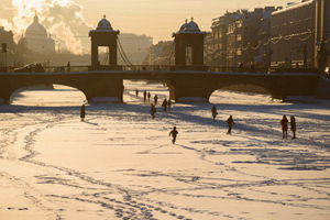 В Петербурге усилили патрулирование рек и каналов из-за большого числа гуляющих по льду людей