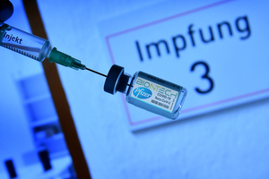 Японские медики оказались вынуждены выбросить миллионы доз вакцины от ковида