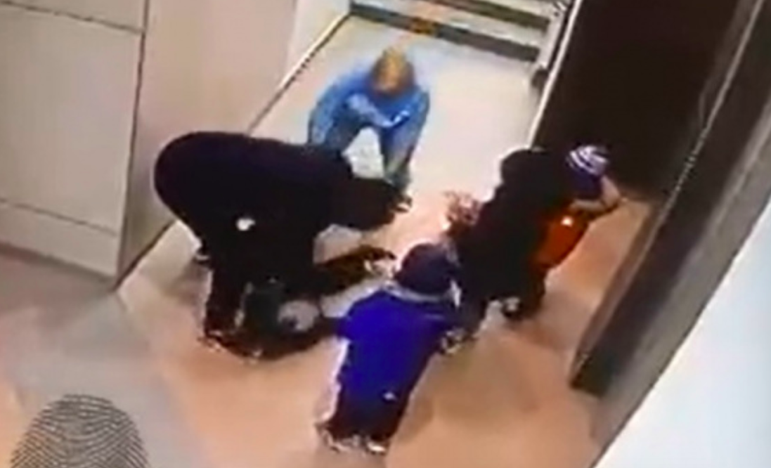Дедушка жестоко избил маленького внука на глазах у трёх других — видео