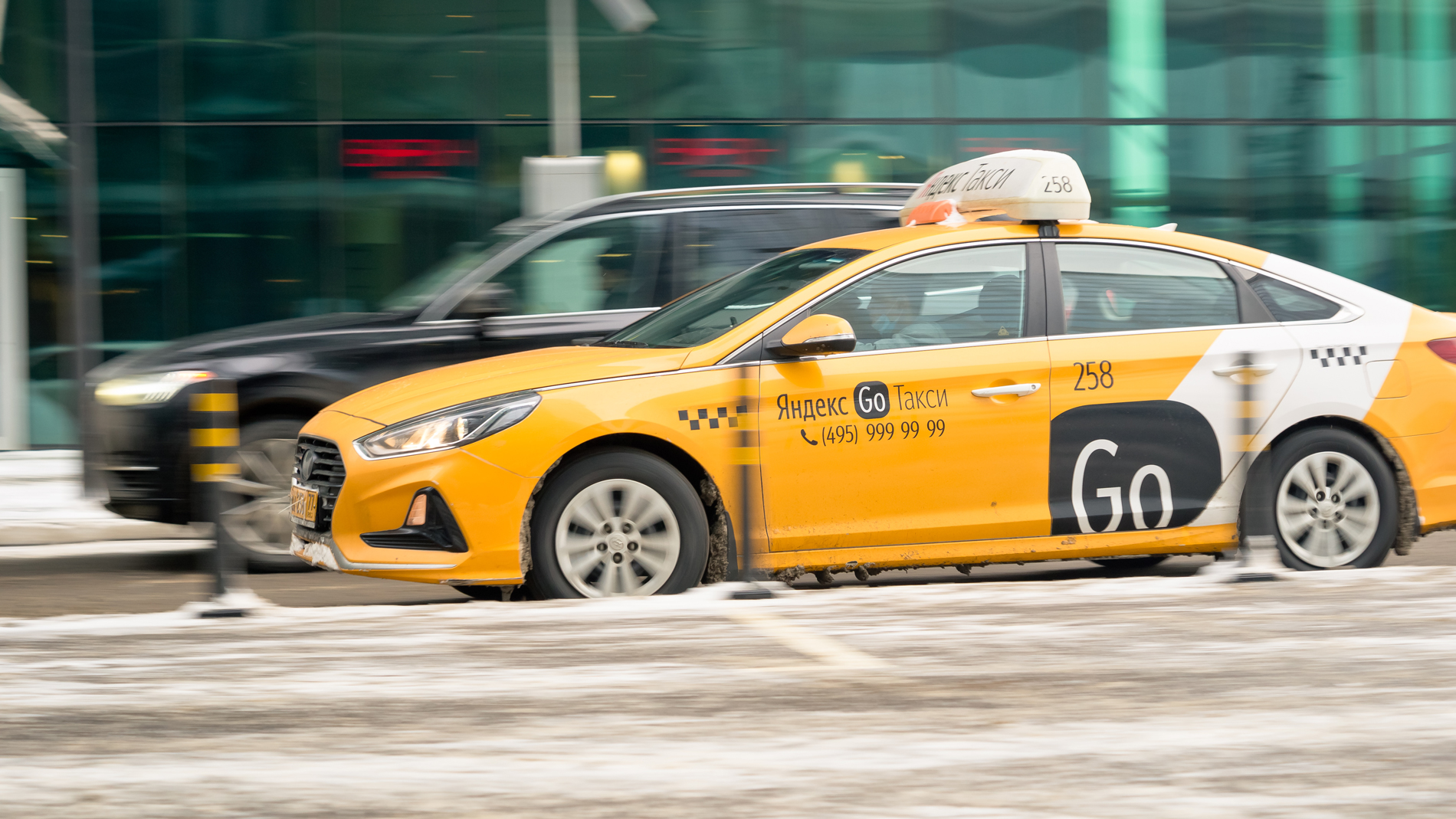 В ФАС пожаловались на "Яндекс Go" и другие агрегаторы такси: цены выросли из-за снегопадов