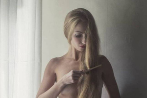 "Украинская Рапунцель" полностью разделась, показав, что её 2-метровые волосы легко заменяют одежду