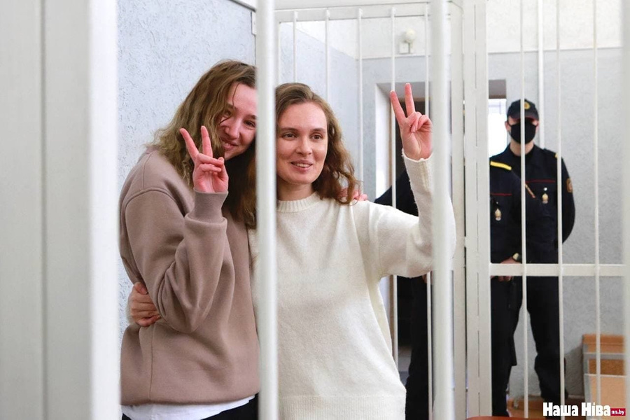 Журналистки Дарья Чульцова и Катерина Андреева в зале суда Минска. Фото © Наша Нiва