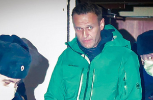 Навальный пожаловался, что его поставили на учёт как склонного к побегу