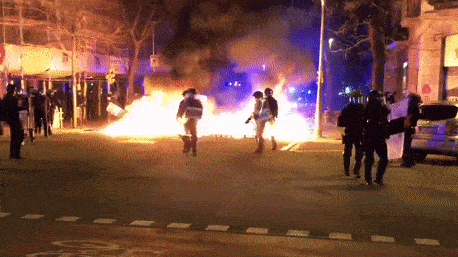 Испания снова в огне: третьи сутки продолжаются ожесточённые протесты после ареста рэпера — видео