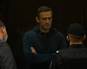 Навальный получил замечание от судьи за разговоры о политике