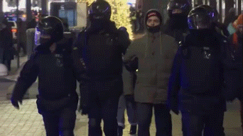 В центре Москвы начались задержания после вынесения приговора Навальному —  видео
