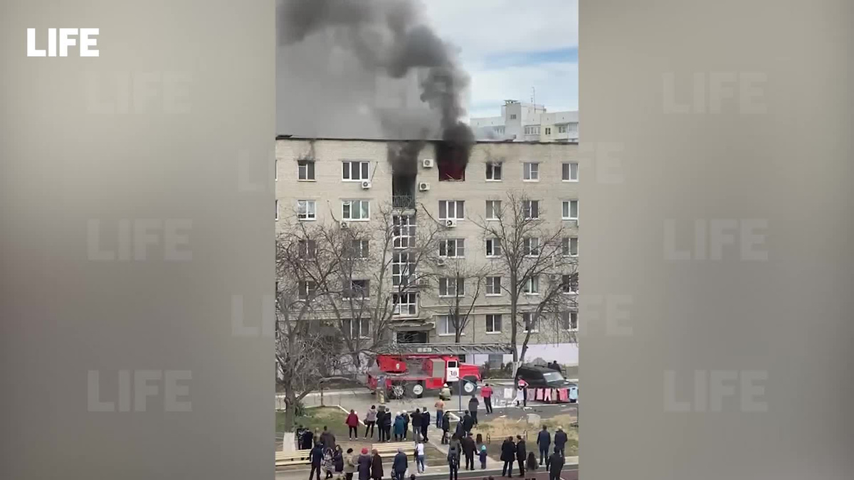 Почти 200 человек эвакуировали из-за пожара в пятиэтажке в Армавире, есть  пострадавшие — видео