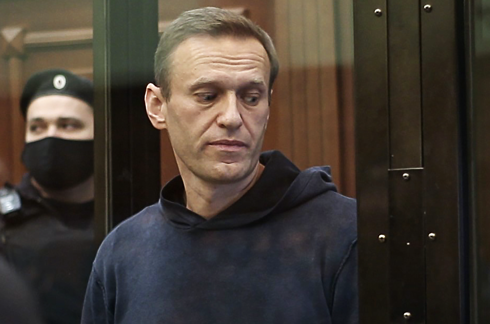 Защита Навального обжалует решение суда о замене условного срока реальным