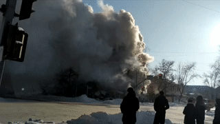 В Казахстане загорелся жилой дом: 2 человека погибли, 10 пострадали — видео