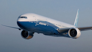 Boeing рекомендует приостановить полёты части лайнеров 777 после падения элементов двигателя на дом