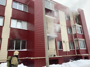 Три человека погибли, 12 спасены при пожаре в жилом доме в Оренбурге 