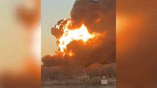 Мощный взрыв прогремел при столкновении поезда с грузовиком в США — видео