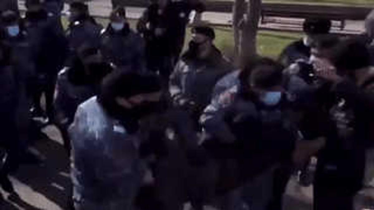 Вооруженные люди ворвались в полицию в ереване. Задержание в Ереване 2.02. 23. Армянский Фидаи захвата заложников полиции Ереван. Митинги против Пашиняна.