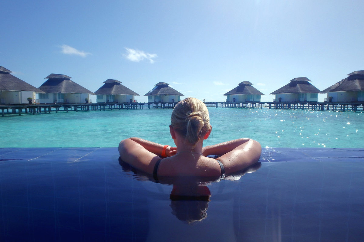 Российские туристы на мальдивах. Мальдивы девушка бассейн. Фотосессия на Мальдивах. Мальдивы блондинка. Девушка в бассейне со спины.