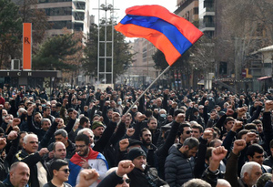 Шойгу обсудил с главой Минобороны Армении ситуацию в республике