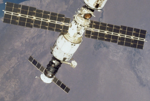 Российские космонавты закрыли на МКС люк в отсеке с трещиной