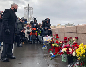 Послы иностранных государств возложили цветы к месту убийства Немцова