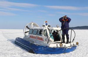 На Сахалине спасатели эвакуируют 26 рыбаков с потрескавшейся льдины
