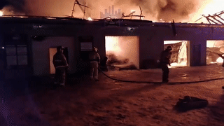 Масштабный пожар охватил автомойку в Красноярске — видео