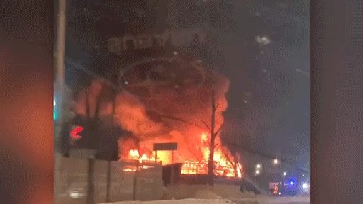 Четыре машины сгорели дотла при пожаре на автомойке в Красноярске